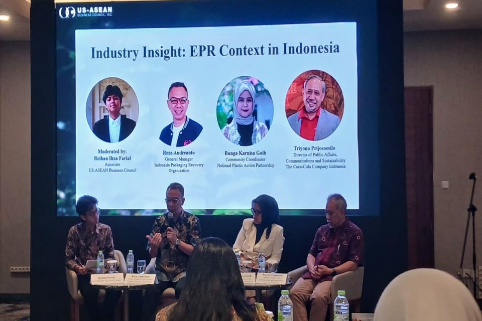 Diskusi Extended Producer Responsibility (EPR) tentang pengelolan sampah oleh produsen, di Jakarta, Rabu (26/11).