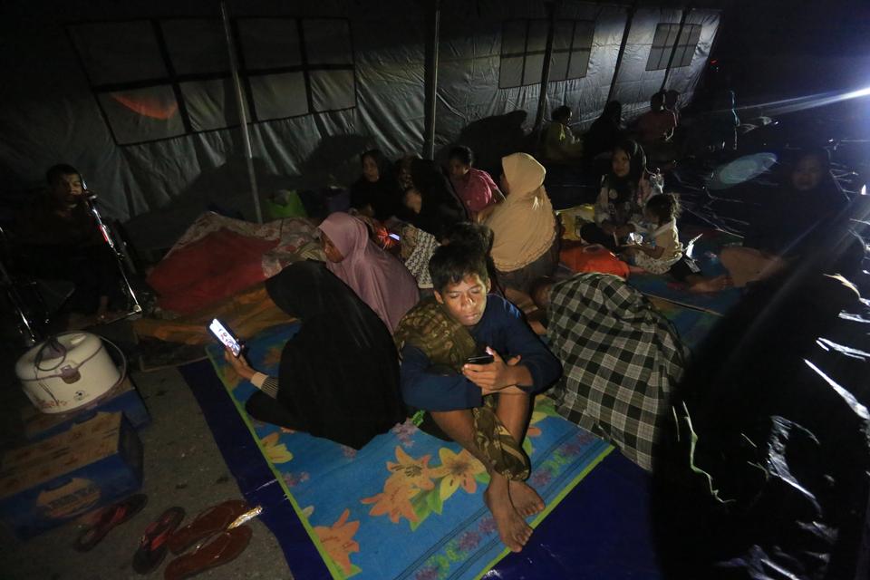 Sejumlah warga korban banjir berada di dalam tenda pengungsian di Desa Pasi Leuhan, Johan Pahlawan, Aceh Barat, Aceh, Kamis (27/11/2025). Banjir yang disebabkan tingginya intensitas hujan dan meluapnya Daerah Aliran Sungai (DAS) Woyla dan Meureubo mengaki