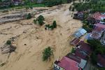 Banjir bandang meluas di Padang