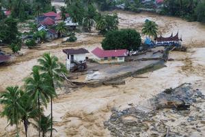 Banjir bandang meluas di Padang