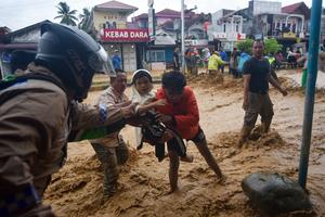 Banjir bandang meluas di Padang