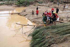 Evakuasi korban banjir bandang di Tapanuli Selatan