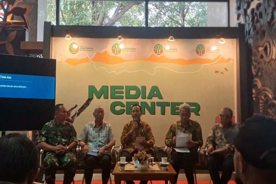 Wakil Menteri Kehutanan Rohmat Marzuki (tengah) bersama jajaran dalam konferensi pers, di Jakarta, Jumat (28/11). Wamen Rohmat memberikan keterangan tentang badak Musofa yang mati di Javan Rhino Study and Conservation Area (JRSCA) pada 7 November lalu. 