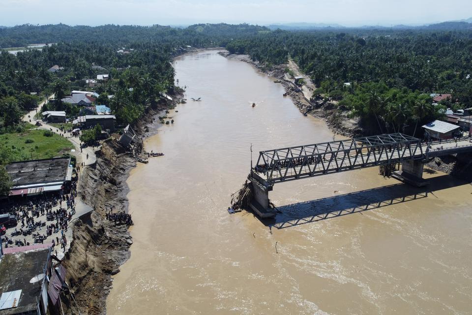 Foto udara jembatan Kuta Blang yang putus akibat diterjang banjir di jalan lintas Nasional Banda Aceh - Sumut di Desa Blang Mee, Kecamatan Kuta Blang, Kabupaten Bireuen, Sabtu (29/11/2025). Jembatan Kuta Blang yang merupakan akses utama jalan lintas Sumat