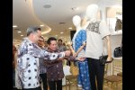 Direktur Utama Hary Gunardi BRI danperwakilan SOGO meninjau produk wastra UMKM binaan yang dipamerkan di gerai SOGO Central Park Jakarta, sebagai bagi