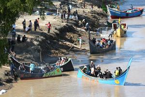 Penyeberangan sungai pascabanjir Aceh