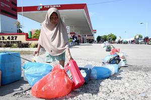 Antre BBM di daerah bencana banjir Aceh