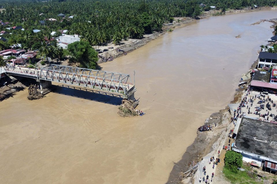 Foto udara jembatan Kuta Blang yang putus akibat diterjang banjir di jalan lintas Nasional Banda Aceh - Sumut di Desa Blang Mee, Kecamatan Kuta Blang, Kabupaten Bireuen, Sabtu (29/11/2025). Jembatan Kuta Blang yang merupakan akses utama jalan lintas Sumat