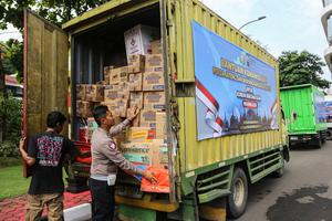 Pengiriman bantuan untuk korban bencana di Sumatera dan Aceh