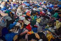 Bantuan pakaian bekas bagi korban banjir bandang di Padang