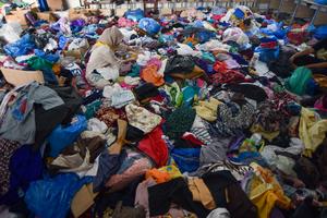 Bantuan pakaian bekas bagi korban banjir bandang di Padang