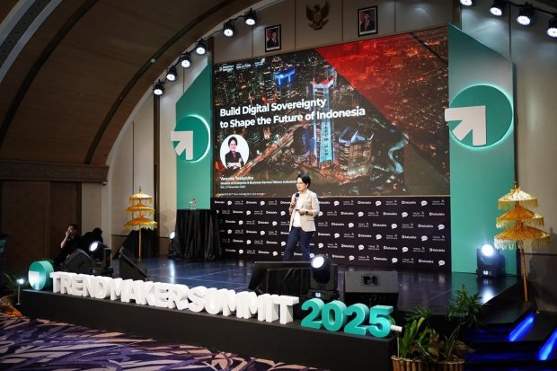 Direktur Enterprise & Business Service Telkom Veranita Yosephine dalam ajang Trend Maker Summit 2025, di Bali (27/11/2025).