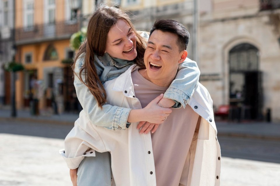 Pantun Buat Pacar Salting yang Lucu