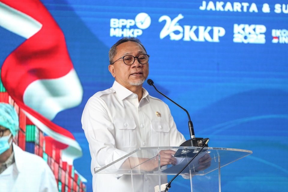 Menteri Koordinator Bidang Pangan Zulkifli Hasan menyampaikan sambutan saat pelepasan ekspor udang di Pelabuhan Tanjuk Priok, Jakarta Utara, Rabu (3/12/2025). Kementerian Kelautan dan Perikanan (KKP) mengekspor udang yang telah tersertifikasi bebas Cesium