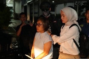 Petugas BNN menggiring buron kasus narkoba Dewi Astutik saat tiba di Bandara Soekarno-Hatta, Tangerang, Selasa (2/12).