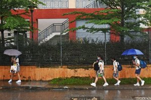 Siswa meninggalkan sekolah mereka setelah pelajaran di Singapura, Selasa (18/5/2021).