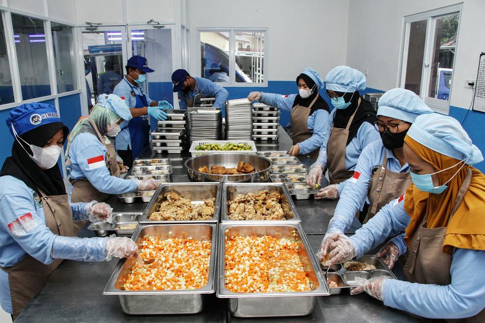 Petugas menyiapkan sajian menu Makan Begizi Gratis (MBG) di Satuan Pelayanan Pemenuhan Gizi (SPPG) Polda Kalimantan Tengah, Palangka Raya, Kamis (4/12/2025). SPPG Polda Kalteng menyalukan MBG ke 19 sekolah terdekat mulai dari jenjang TK, SD, SMP, hingga S