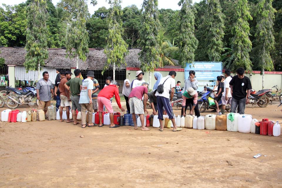 Warga antri membeli Bahan Bakar Minyak (BBM) di salah satu SPBU Kecamatan Pinangsori, Kabupaten Tapanuli Tengah, Sumatera Utara, Kamis (4/12/2025). Bencana longsor dan banjir bandang pada Selasa (25/11) lalu menyebabkan stok BBM terbatas karena akses jala
