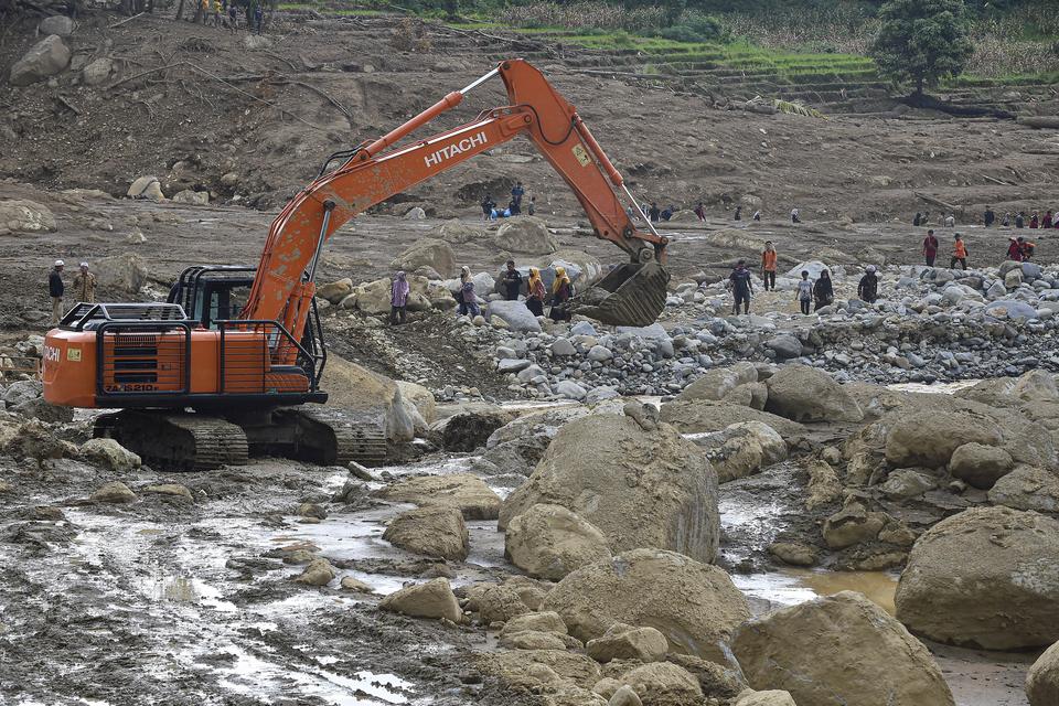 korban meninggal dunia akibat banjir dan longsor di Sumatra