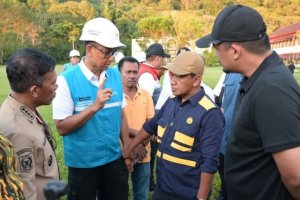 Menteri Energi dan Sumber Daya Mineral (ESDM) Bahlil Lahadalia (kedua kanan) bersama Gubernur Sumatra Utara Bobby Nasution (kanan), Bupati Tapanuli T