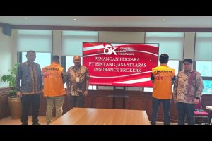 Penyidik OJK menyerahkan tersangka kasus penggelapan premi asuransi PT Bintang Jasa Selaras Insurance Broker ke Kejaksaan setelah berkas perkara dinya