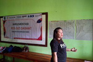 Relawan Pos Gizi DASHAT di Kabupaten Bengkayang, menunjukkan menu PMT untuk atasi stunting.