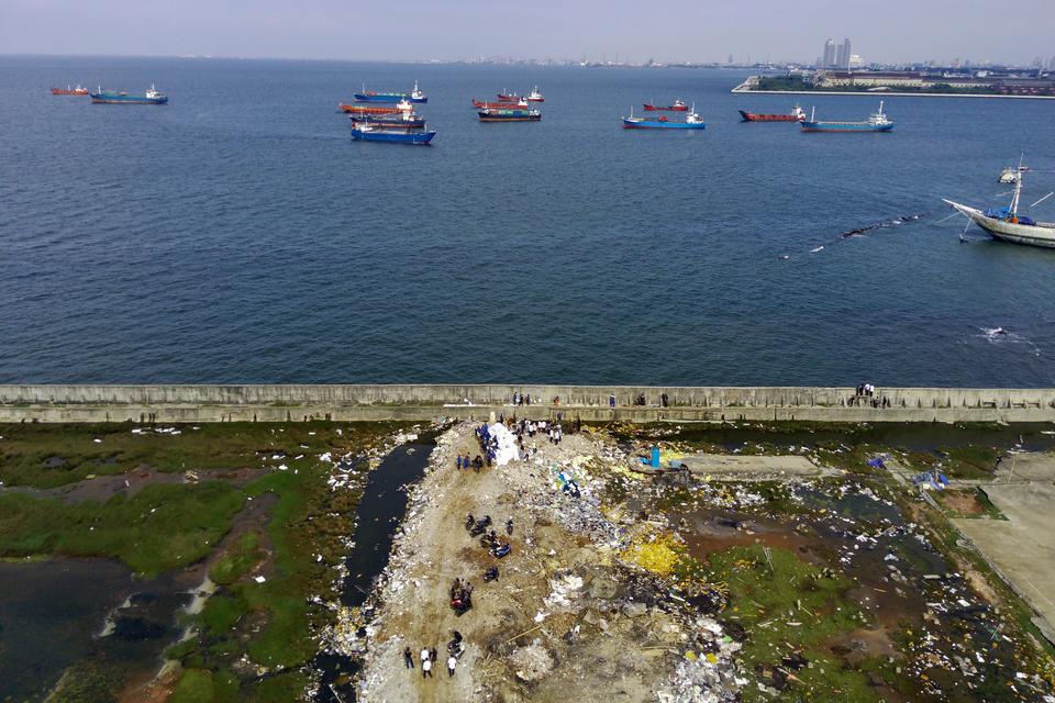 Foto udara aktivitas petugas Suku Dinas Sumber Daya Air (SDA) Jakarta Utara menambal tanggul laut Muara Baru yang bocor di kawasan Muara Baru, Jakarta, Jumat (5/12/2025). Gubernur DKI Jakarta Pramono Anung menegaskan beberapa titik tanggul di pesisir utar