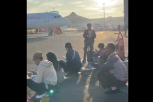 Penumpang Super Air Jet yang mengalami delay di Bandara Soekarno-Hatta, Tangerang, Banten, Jumat (5/12).