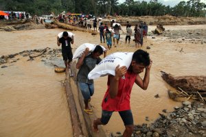 Penyaluran bantuan korban banjir bandang