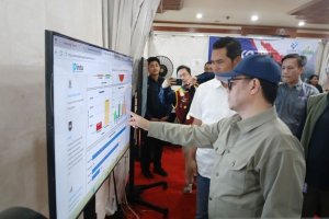 Wamen Komdigi Nezar Patria saat meninjau media center Komdigi pada posko Tanggap Darurat Bencana Hidrometeorologi Aceh, di lantai satu kantor Gubernur