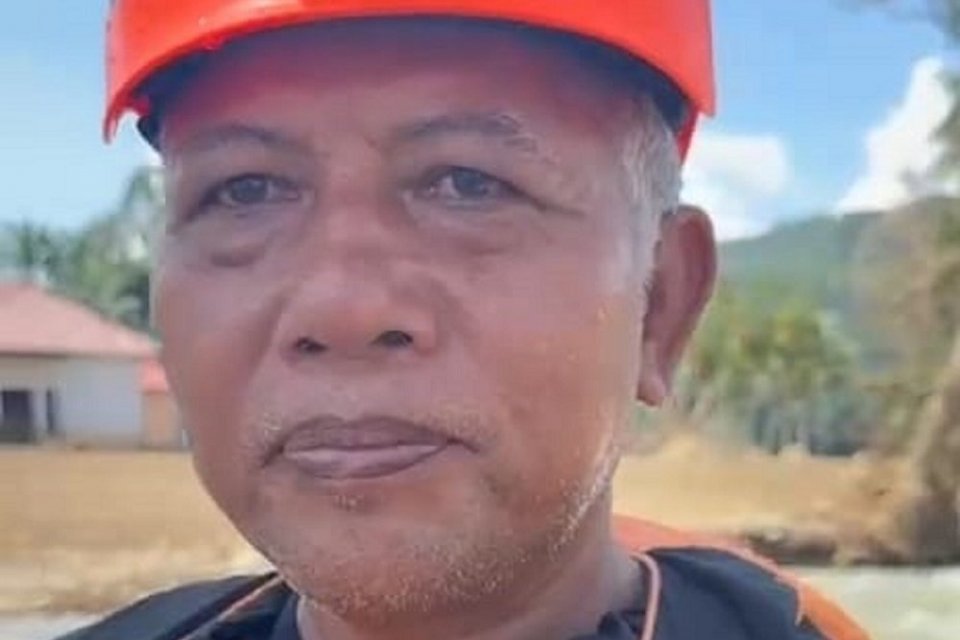 Anggota Tim SAR pencarian korban banjir bandang di Kabupaten Agam, Narso. Foto: Karunia Putri/Katadata