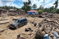 Sebuah mobil dan sejumlah hunian mengalami kerusakan akibat banjir bandang di Palembayan, Kabupaten Agam, Sumatra Barat.
