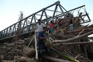 Jembatan Awe Geutah terputus