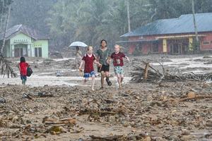 Korban banjir dan tanah longsor mulai ambil bantuan