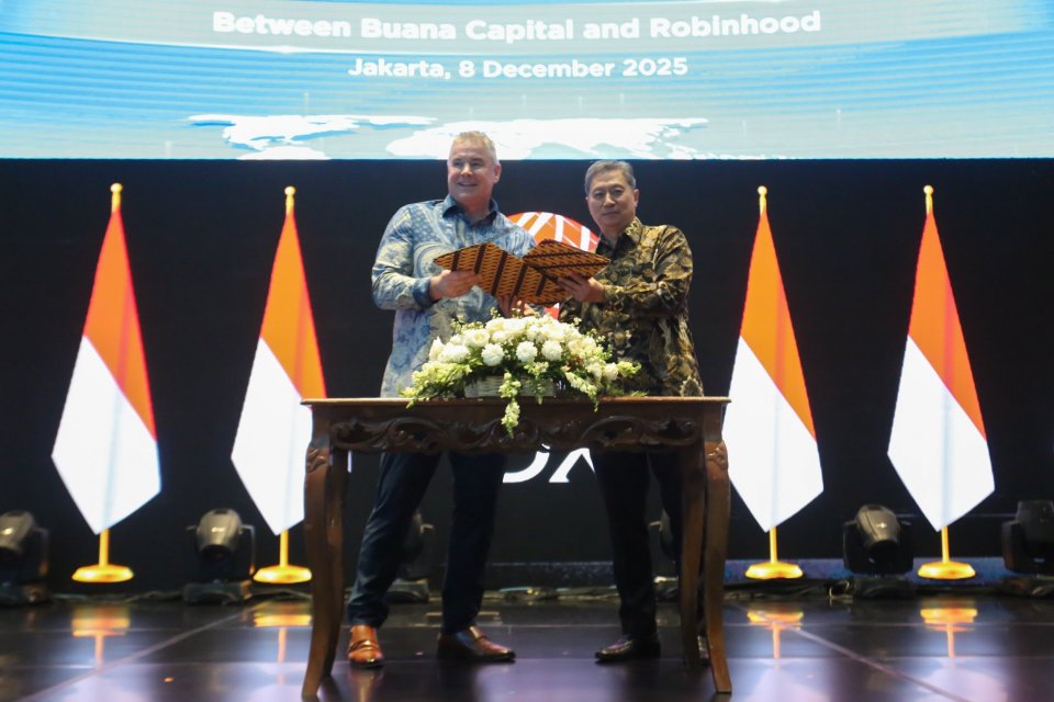 Direktur Presiden Buana Capital Benny Hardiman (kanan) dan Chief Brokerage Officer Robin Hood, Stave Quirk menunjukkan dokumen akuisisi pada Corporate Action Luch di Bursa Efek Indonesia, Jakarta, Senin (8/12/2025). 