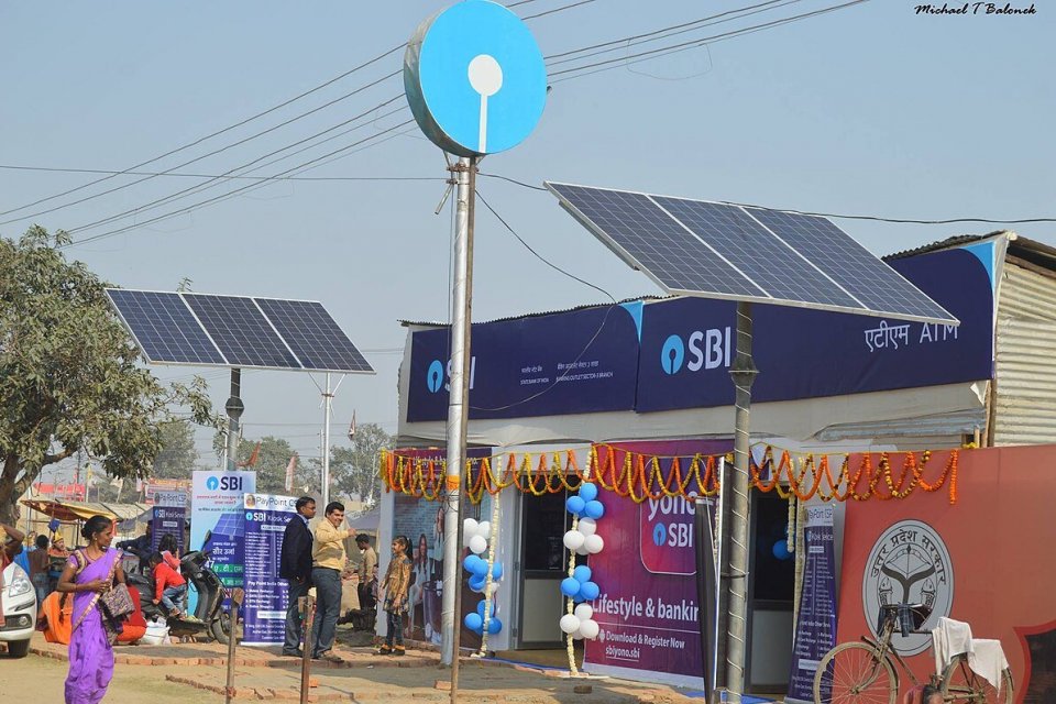 Panel surya di tepi Sungai Gangga, India