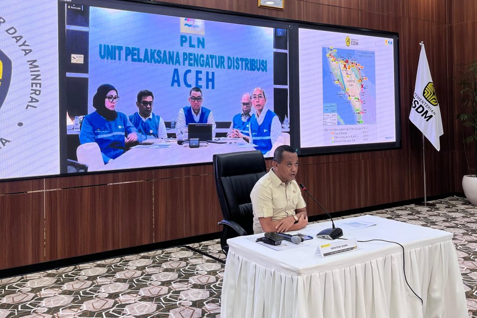 Menteri Energi dan Sumber Daya Mineral (ESDM) Bahlil Lahadalia melakukan konferensi pers bersama direksi PLN di kantor Kementerian ESDM, Jakarta, Selasa (9/12)