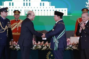 Presiden Prabowo Subianto (dua kanan) bersalaman dengan Presiden Pakistan Asif Ali Zardari (dua kiri) setelah Presiden Pakistan menyematkan anugerah b