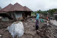  Warga Jorong Toboh yang terdampak banjir bandang memandangi sisa bangunan yang tersapu di Malalak Timur, Agam, Sumatra Baratabu, Minggu (7/11) 