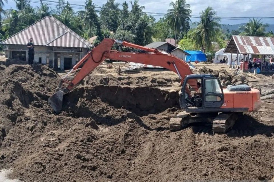 Sejumlah alat berat dikerahkan untuk memperbaiki jembatan yang rusak akibat banjir di jalur nasional Meureudu, Kabupaten Pidie Jaya, pada Senin (8/12/2025).
