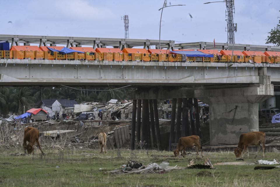 Sejumlah tenda pengungsi terpasang di Kuala Simpang, Aceh Tamiang, Aceh, Kamis (11/12/2025). Pemerintah Aceh memperpanjang masa tanggap darurat bencana hidrometeorologi hingga 25 Desember 2025 karena kondisi lapangan masih membutuhkan penanganan intensif,
