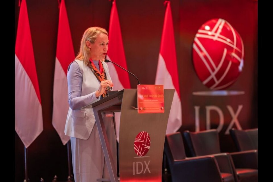 Dr. Sarah Pearson, Ketua Perdana Orange Movement, menggugat tatanan keuangan global di Orange Forum 2025 Jakarta. Ia membawa bukti empiris: kesetaraan gender adalah indikator pertumbuhan ekonomi yang paling dapat diandalkan.