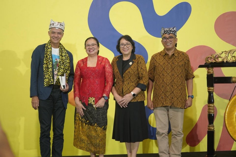 Guru meditasi Bunda Arsaningsih dan mantan Gubernur Jawa Tengah Ganjar Pranowo di Banyuwangi, 5 Desember 2025. 