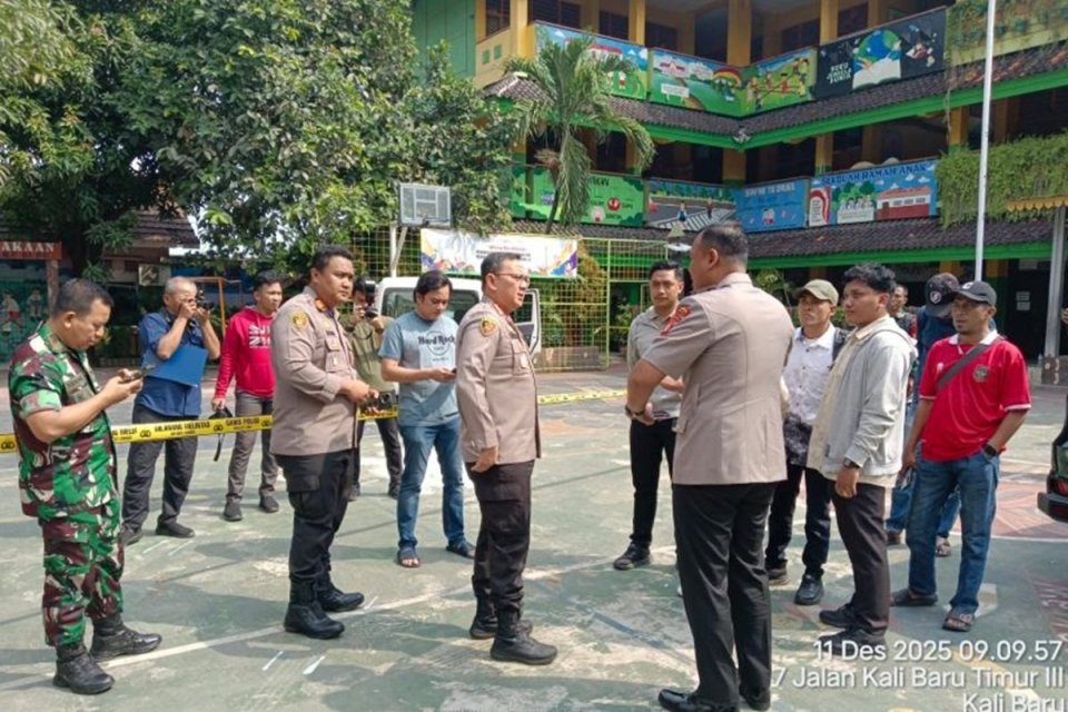 Kapolres Metro Jakarta Utara Kombes Pol Erick Frendriz didampingi jajarannya meninjau lokasi kecelakaan mobil yang merangsek masuk ke halaman SDN Kalibaru 01 Cilincing, Jakarta Utara, sehingga menyebabkan sejumlah siswa dan guru luka-luka pada Kamis (11/1