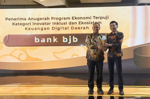 bank bjb menerima penghargaan pada ajang detikJabar Awards 2025.