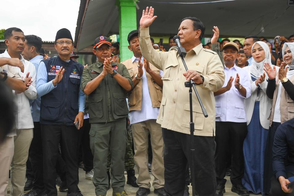 Presiden Prabowo Subianto (tengah) didampingi Mensos Saifullah Yusuf (kedua kiri), Kepala BNPB Letjen TNI Suharyanto (ketiga kiri), dan Menteri ESDM Bahlil Lahadalia (ketiga kanan) menyapa pengungsi di posko pengungsian korban bencana banir bandang di MAN