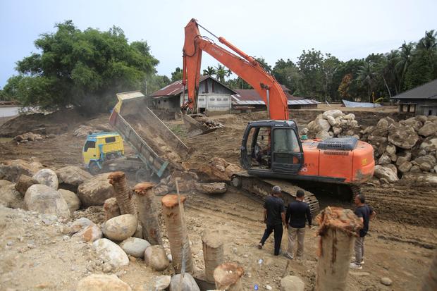 Perbaikan tanggul sungai pascabanjir Aceh