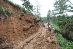 Jalan lintas tengah Aceh tertimbun longsor dan amblas