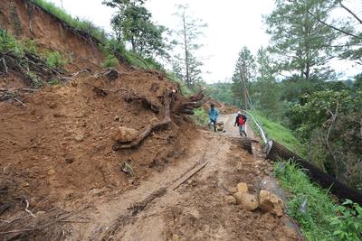 Jalan lintas tengah Aceh tertimbun longsor dan amblas