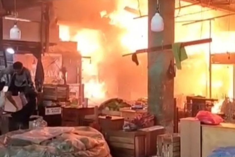Kebakaran melanda kawasan Pasar Induk Kramat Jati di Jalan Raya Bogor, Kelurahan Kampung Tengah, Kecamatan Kramat Jati, Senin (15/12) pagi.